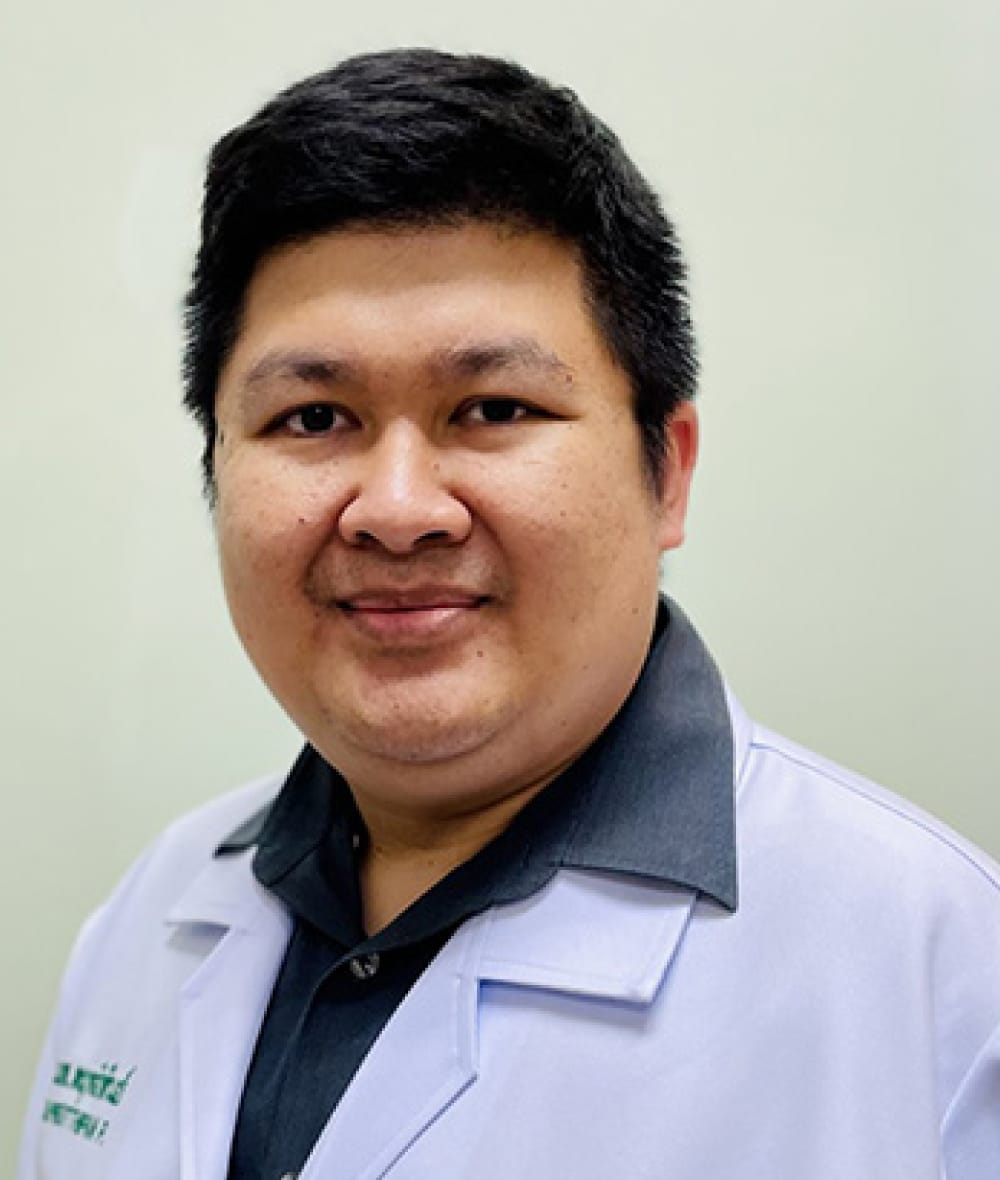 กระดูกสันหลัง กรรมการจากสถาบันต่างๆ: ภาพบุคคลชายสวมเสื้อกาวน์สีขาว ออร์โธปิดิกส์