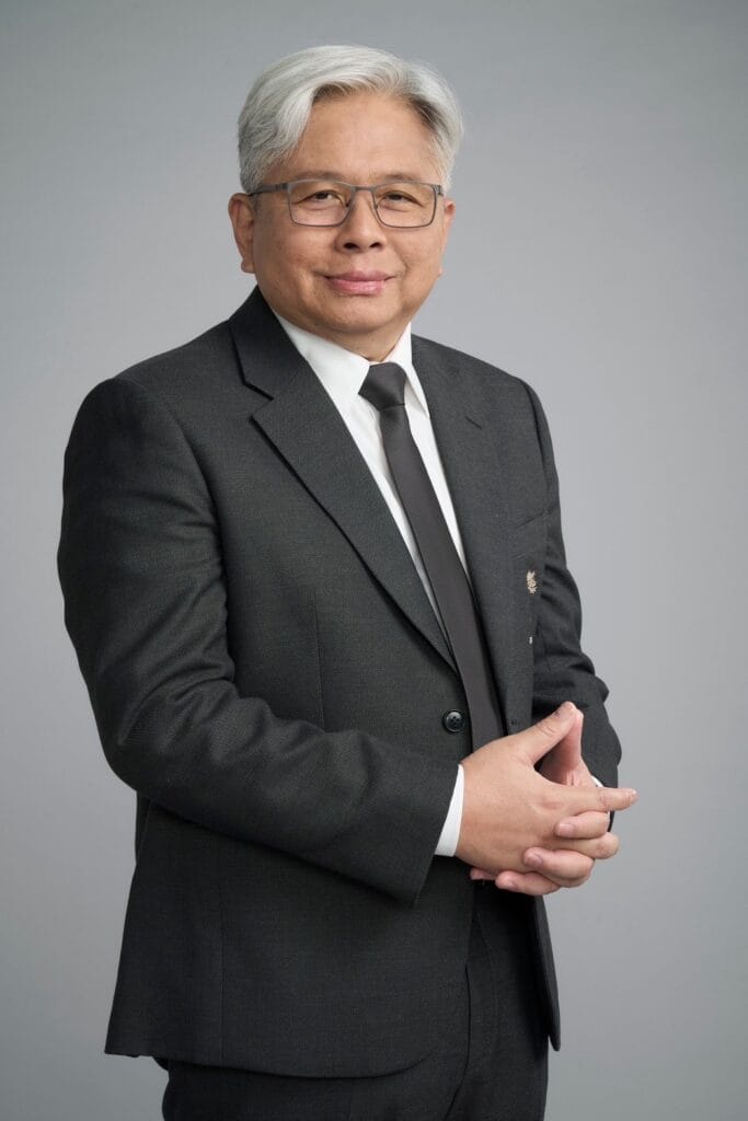 กระดูกสันหลัง ประธานชมรมฯ ในชุดสูทสีดำ ยืนยิ้ม ออร์โธปิดิกส์