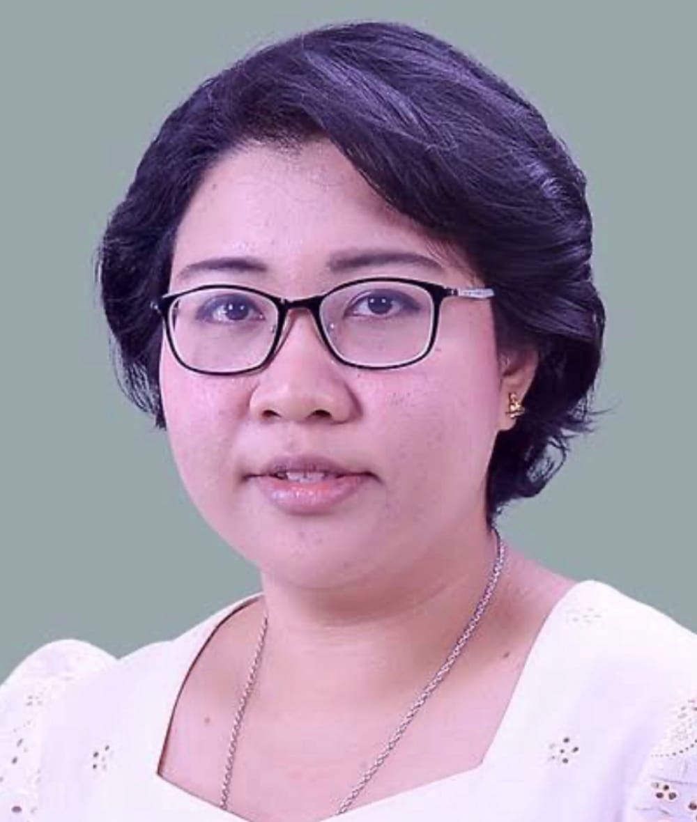 กระดูกสันหลัง กรรมการจากสถาบันต่างๆ สตรีใส่แว่นผมสั้น ออร์โธปิดิกส์