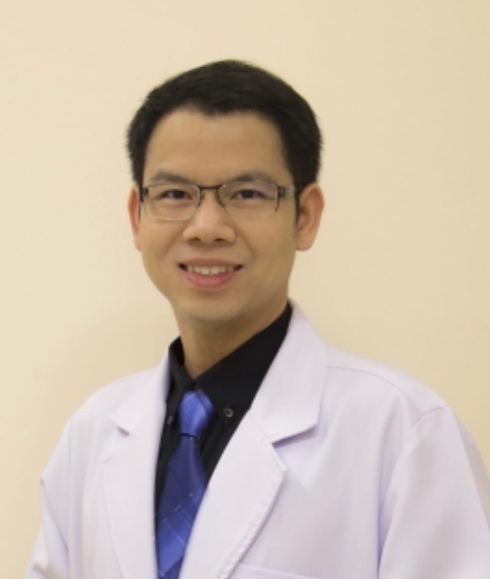 กระดูกสันหลัง กรรมการจากสถาบันต่างๆ: ชายสวมเสื้อกาวน์สีขาวและแว่นตายิ้ม ออร์โธปิดิกส์