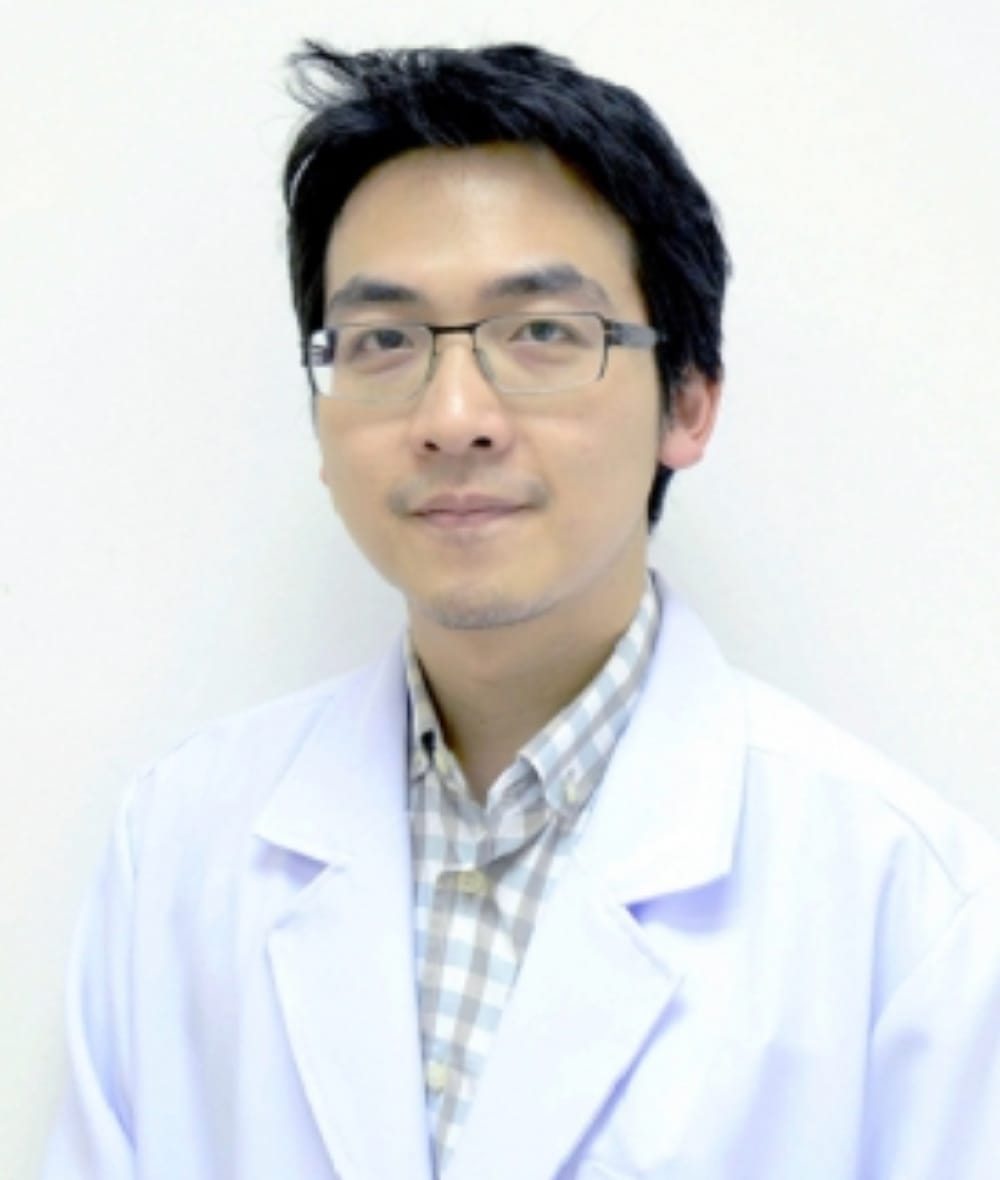 กระดูกสันหลัง กรรมการจากสถาบันต่างๆ: ชายเอเชียสวมเสื้อกาวน์สีขาวและแว่นตา ออร์โธปิดิกส์