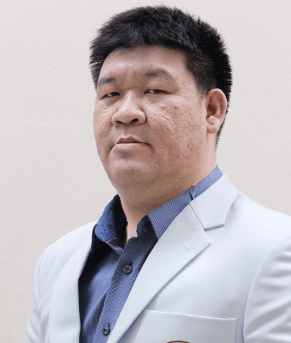 กระดูกสันหลัง กรรมการจากสถาบันต่างๆ ชายชาวเอเชียสวมสูทสีขาว ออร์โธปิดิกส์