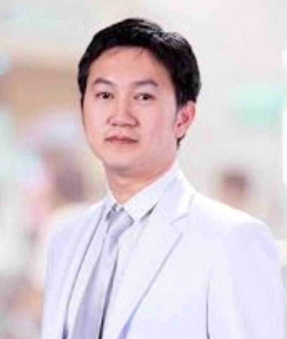 กระดูกสันหลัง กรรมการจากสถาบันต่างๆ: ภาพชายในชุดกาวน์สีขาว ออร์โธปิดิกส์