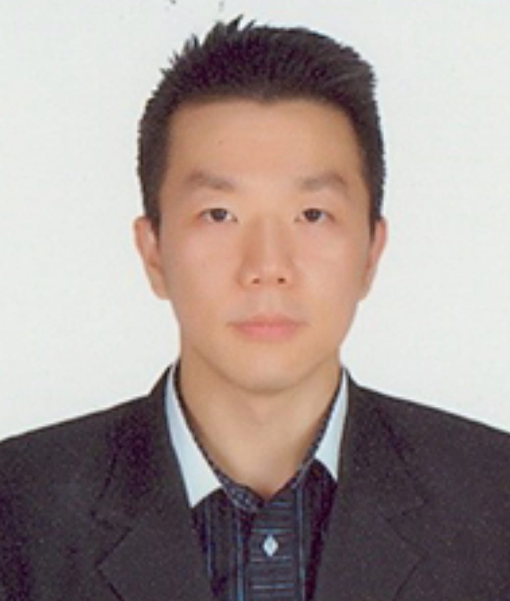 กระดูกสันหลัง กรรมการจากสถาบันต่างๆ ชายชาวเอเชียในชุดสูทสีดำ ออร์โธปิดิกส์