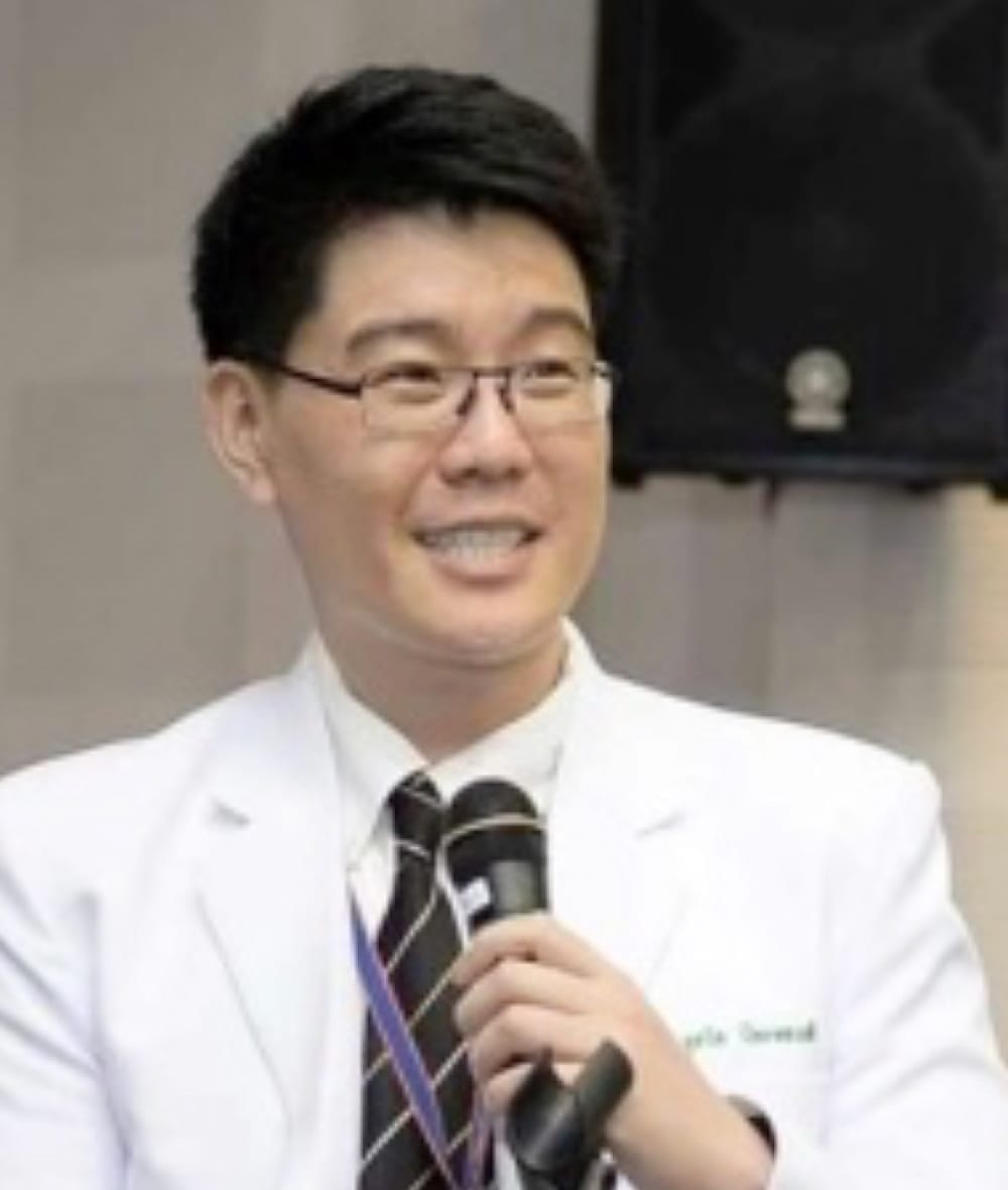 กระดูกสันหลัง กรรมการจากสถาบันต่างๆ กำลังพูดด้วยไมโครโฟน ออร์โธปิดิกส์