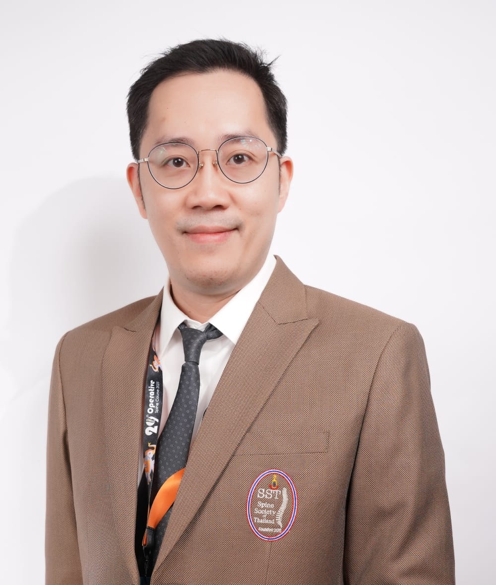 กระดูกสันหลัง กรรมการบริหารปัจจุบัน สวมสูทสีน้ำตาล ติดเข็มกลัด SST Spine Surgery Thailand 2023 ออร์โธปิดิกส์