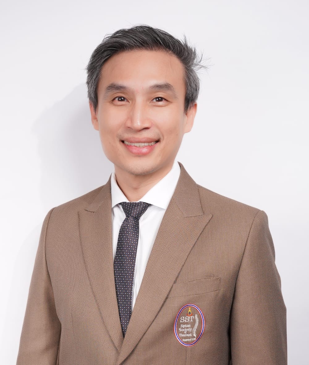 กระดูกสันหลัง กรรมการบริหารปัจจุบัน สวมสูทสีน้ำตาลพร้อมเข็มกลัด Spine Society Thailand ยิ้ม ออร์โธปิดิกส์