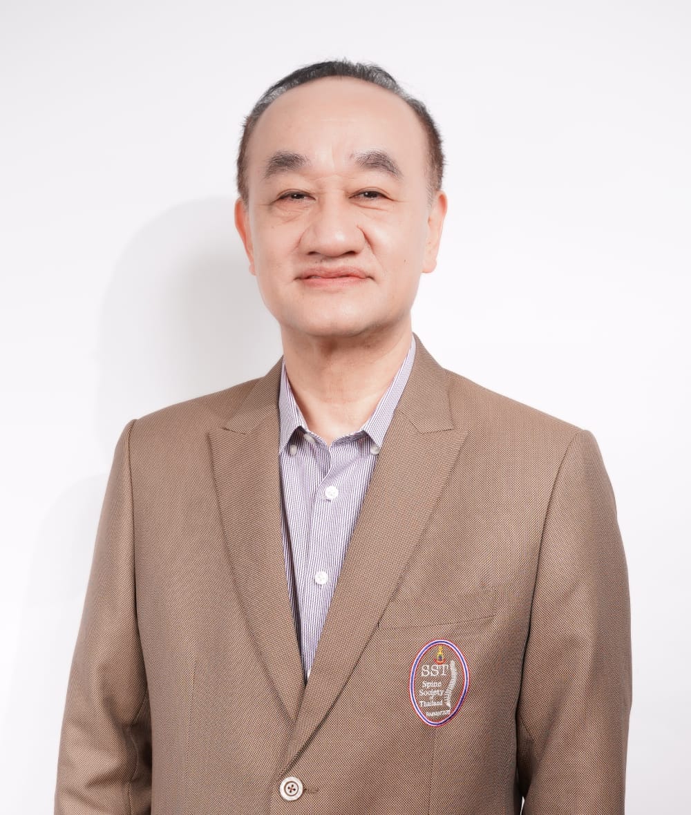 กระดูกสันหลัง กรรมการบริหารใส่สูทสีน้ำตาลอ่อน บนสูทมีเข็มกลัด SST ออร์โธปิดิกส์