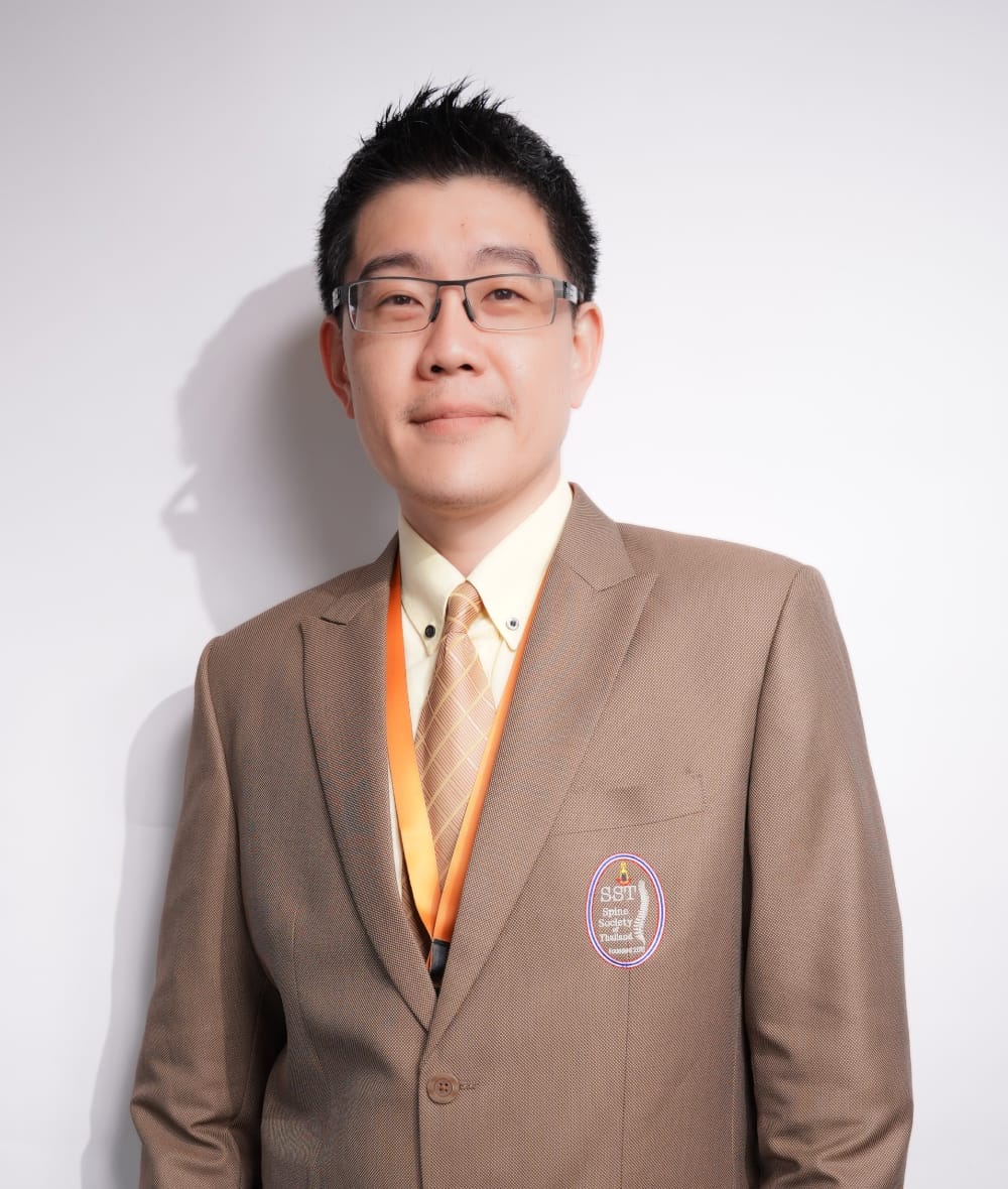 กระดูกสันหลัง กรรมการบริหารปัจจุบัน สวมสูทสีน้ำตาลพร้อมป้ายชื่อ ออร์โธปิดิกส์