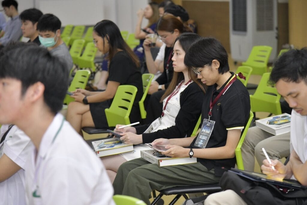 กระดูกสันหลัง ผู้เข้าร่วมประชุม BASIC SPINE COURSE 2025 กำลังจดบันทึก ออร์โธปิดิกส์