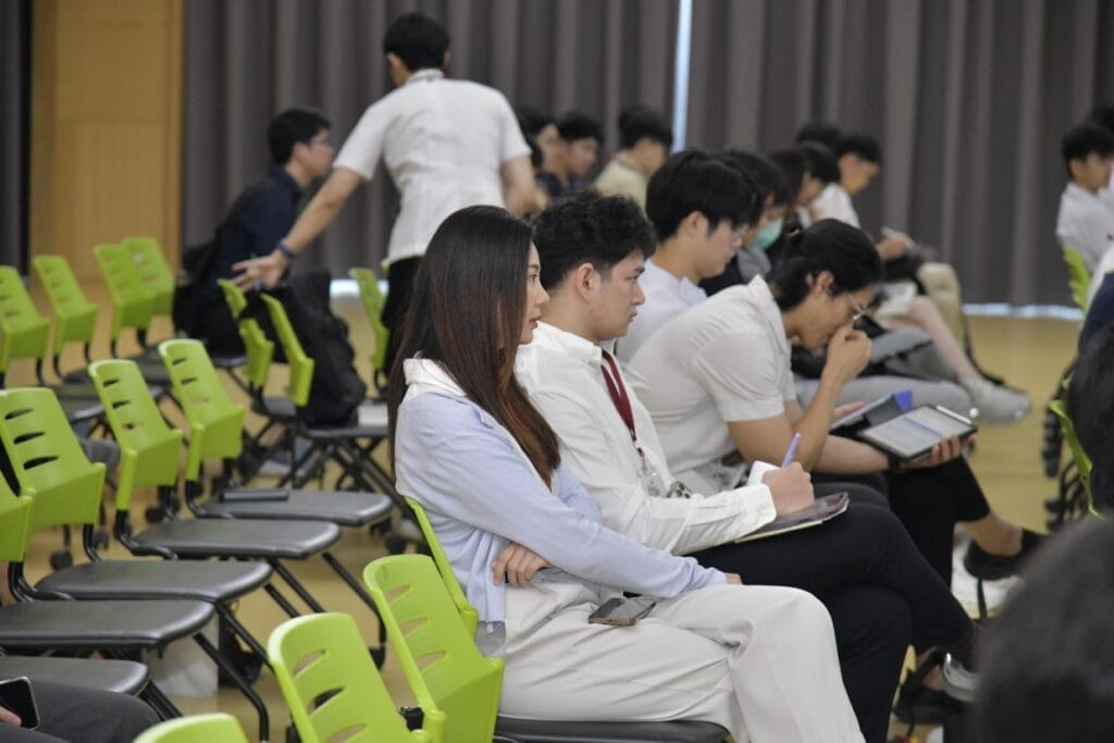 กระดูกสันหลัง ผู้เข้าร่วมประชุม BASIC SPINE COURSE 2025 นั่งฟังบรรยาย ออร์โธปิดิกส์