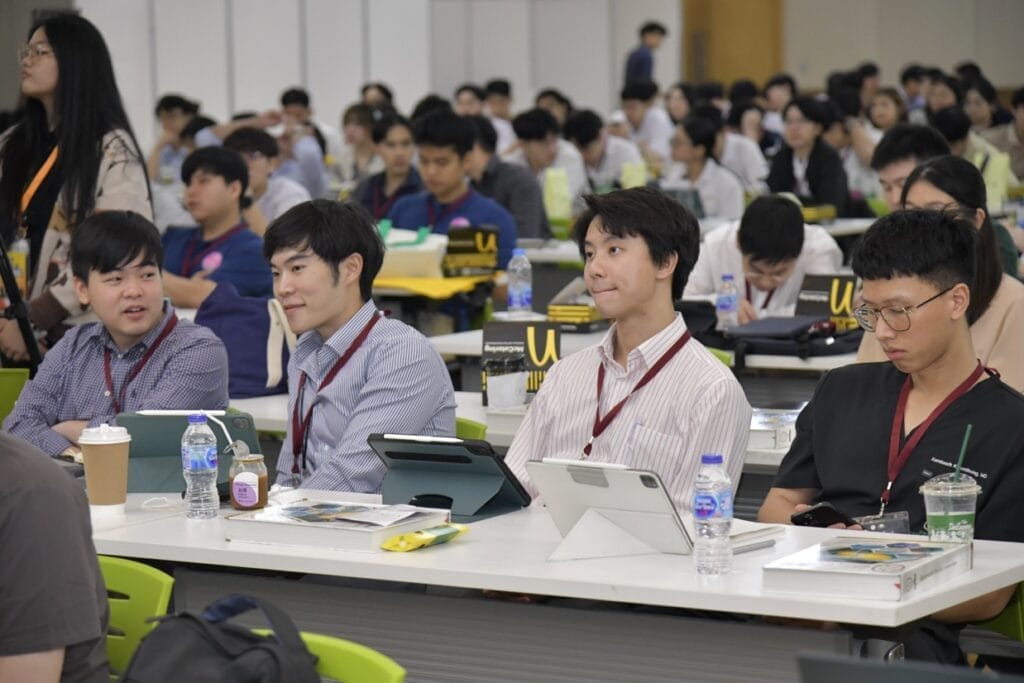 กระดูกสันหลัง ผู้เข้าร่วมประชุมวิชาการ BASIC SPINE COURSE 2025 นั่งฟังบรรยายในห้องประชุม ออร์โธปิดิกส์