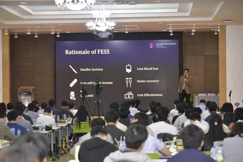 กระดูกสันหลัง ภาพการประชุมวิชาการ BASIC SPINE COURSE 2025: วิทยากรบรรยายเรื่อง Rationale of FESS ออร์โธปิดิกส์