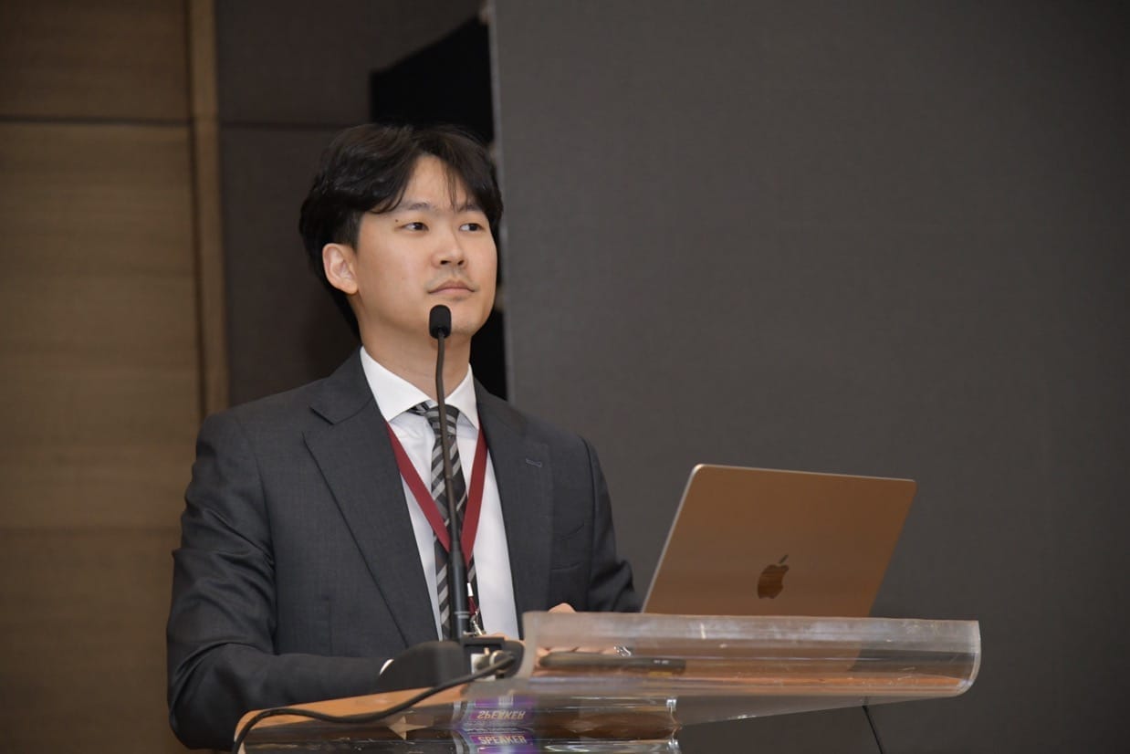 กระดูกสันหลัง ผู้ชายเอเชียกำลังบรรยายที่การประชุมวิชาการ BASIC SPINE COURSE 2025 ออร์โธปิดิกส์