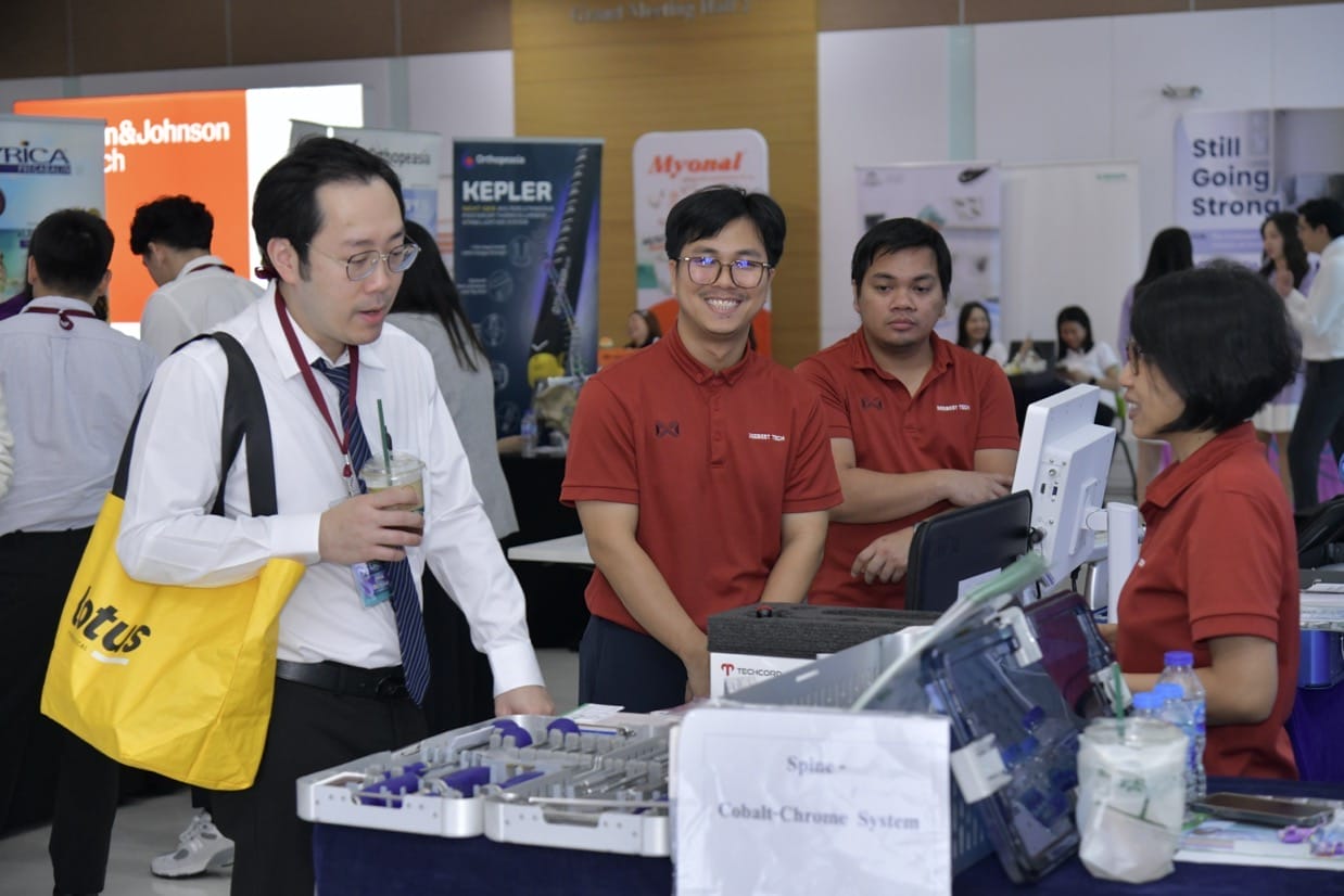 กระดูกสันหลัง งานประชุมวิชาการ BASIC SPINE COURSE 2025: บุคลากรทางการแพทย์ที่บูธแสดงสินค้ากระดูกสันหลัง ออร์โธปิดิกส์