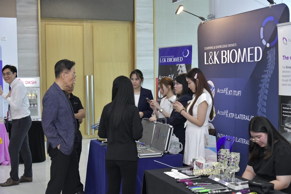 กระดูกสันหลัง ภาพงานประชุมวิชาการ BASIC SPINE COURSE 2025 ที่บูธ L&K BIOMED แสดงอุปกรณ์ทางการแพทย์เกี่ยวกับกระดูกสันหลัง ออร์โธปิดิกส์