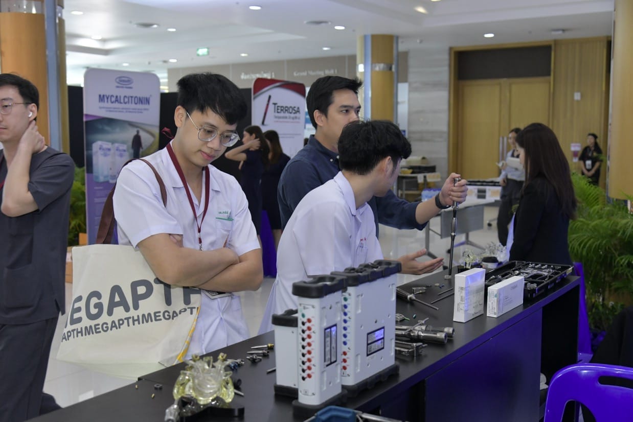 กระดูกสันหลัง ภาพจากงานประชุมวิชาการ BASIC SPINE COURSE 2025: ผู้เข้าร่วมชมอุปกรณ์ทางการแพทย์ ออร์โธปิดิกส์