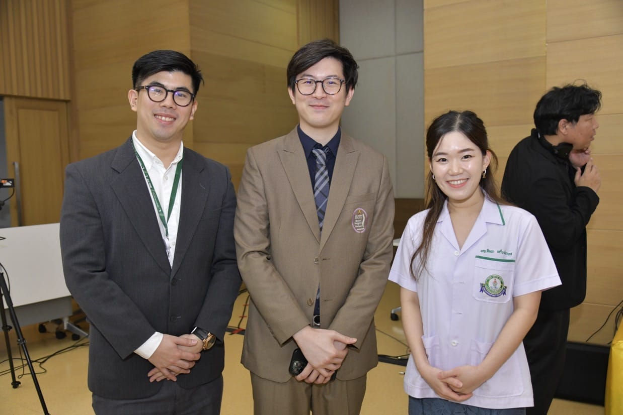 กระดูกสันหลัง ภาพจากงานประชุมวิชาการ BASIC SPINE COURSE 2025: ผู้เข้าร่วมประชุม 3 คน ออร์โธปิดิกส์