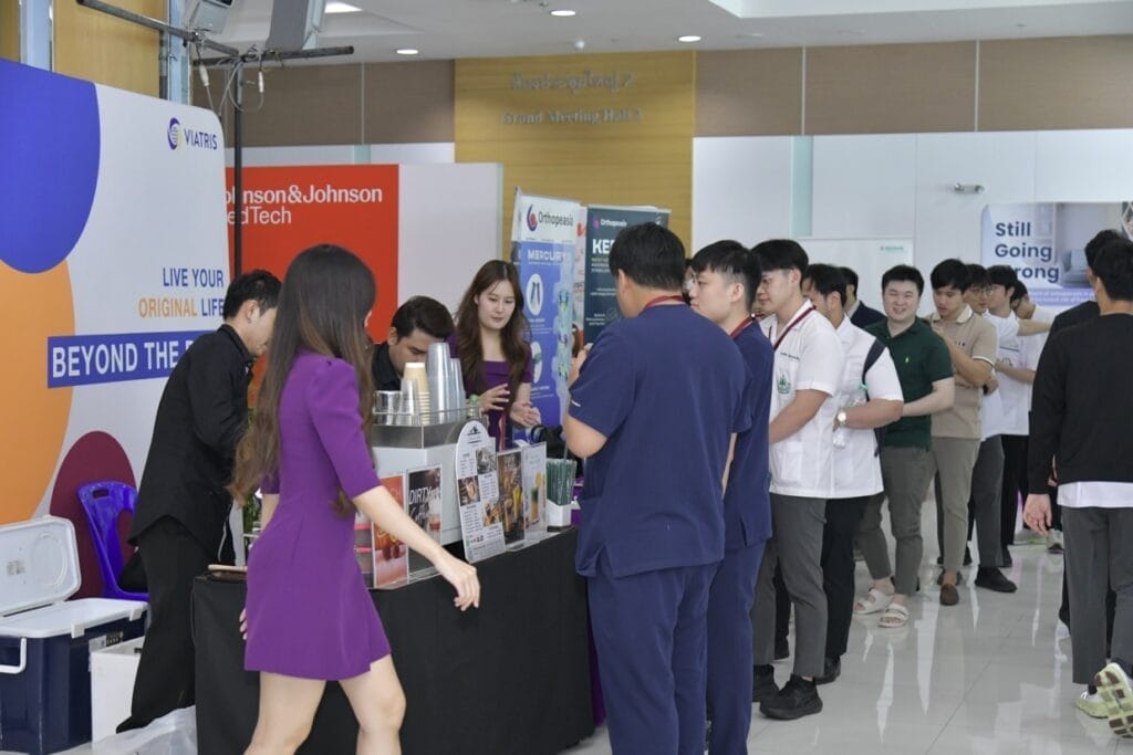 กระดูกสันหลัง งานประชุม BASIC SPINE COURSE 2025: ผู้คนต่อแถวที่บูธ Viatris และ Johnson & Johnson medTech ออร์โธปิดิกส์