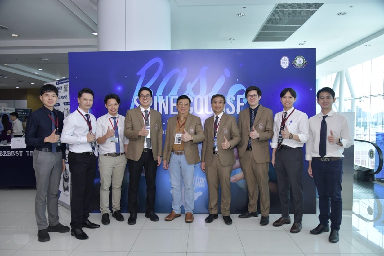 กระดูกสันหลัง กลุ่มผู้เข้าร่วมงาน BASIC SPINE COURSE 2025 ถ่ายภาพร่วมกัน ออร์โธปิดิกส์