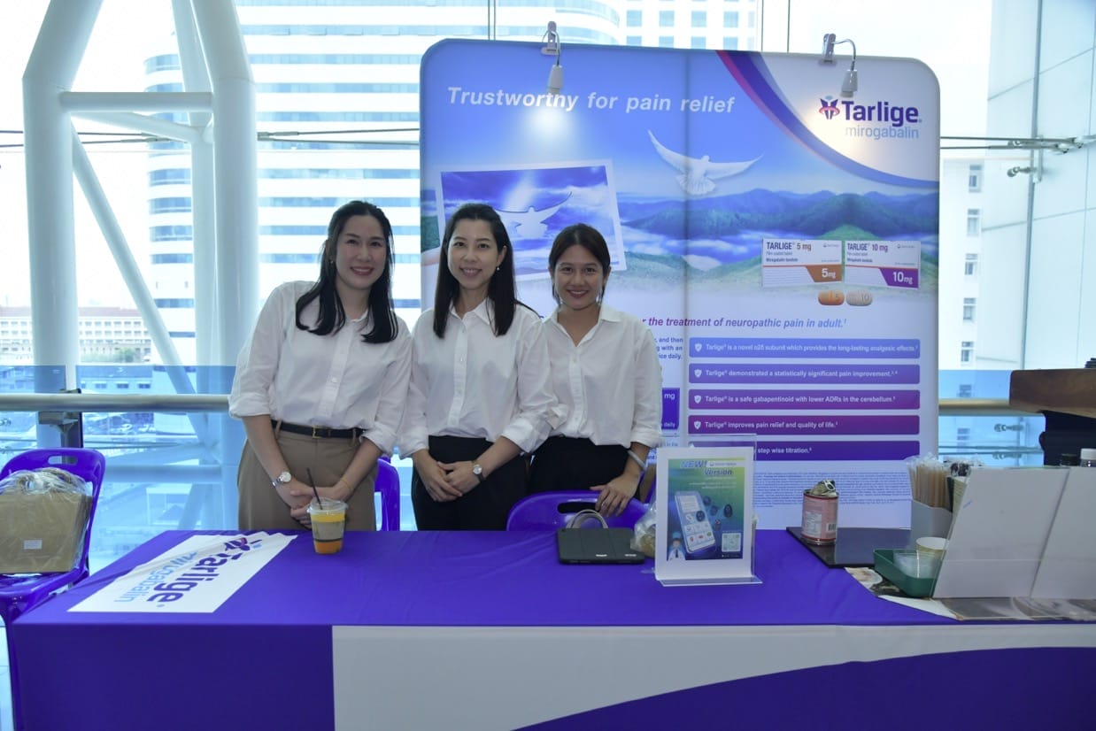 กระดูกสันหลัง บูธ Tarlige ในงานประชุมวิชาการ BASIC SPINE COURSE 2025 พนักงานหญิง 3 คนยืนอยู่หลังโต๊ะ ออร์โธปิดิกส์