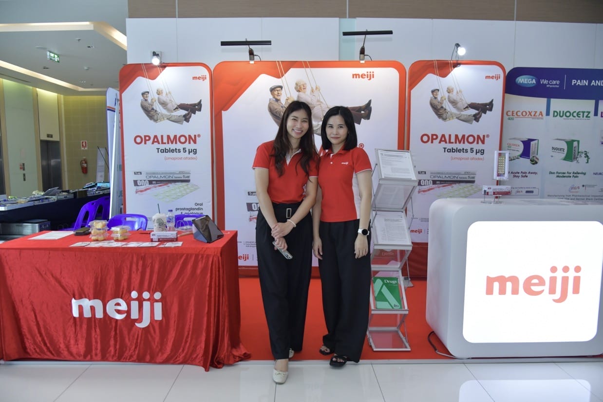 กระดูกสันหลัง บูธ Meiji ในงาน BASIC SPINE COURSE 2025 แสดงผลิตภัณฑ์ Opalmon โดยมีพนักงานสองคนยืนอยู่หน้าบูธ ออร์โธปิดิกส์