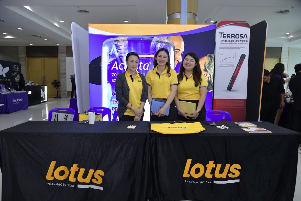 กระดูกสันหลัง เจ้าหน้าที่ Lotus Pharmaceutical ที่บูธในงานประชุมวิชาการ BASIC SPINE COURSE 2025 ออร์โธปิดิกส์