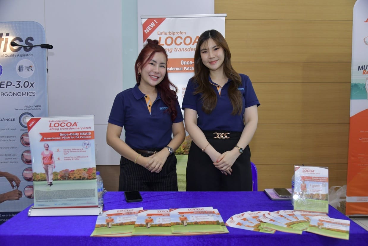 กระดูกสันหลัง พนักงานหญิงสองคนโปรโมทแผ่นแปะบรรเทาปวด LOCOA ในงาน BASIC SPINE COURSE 2025 ออร์โธปิดิกส์