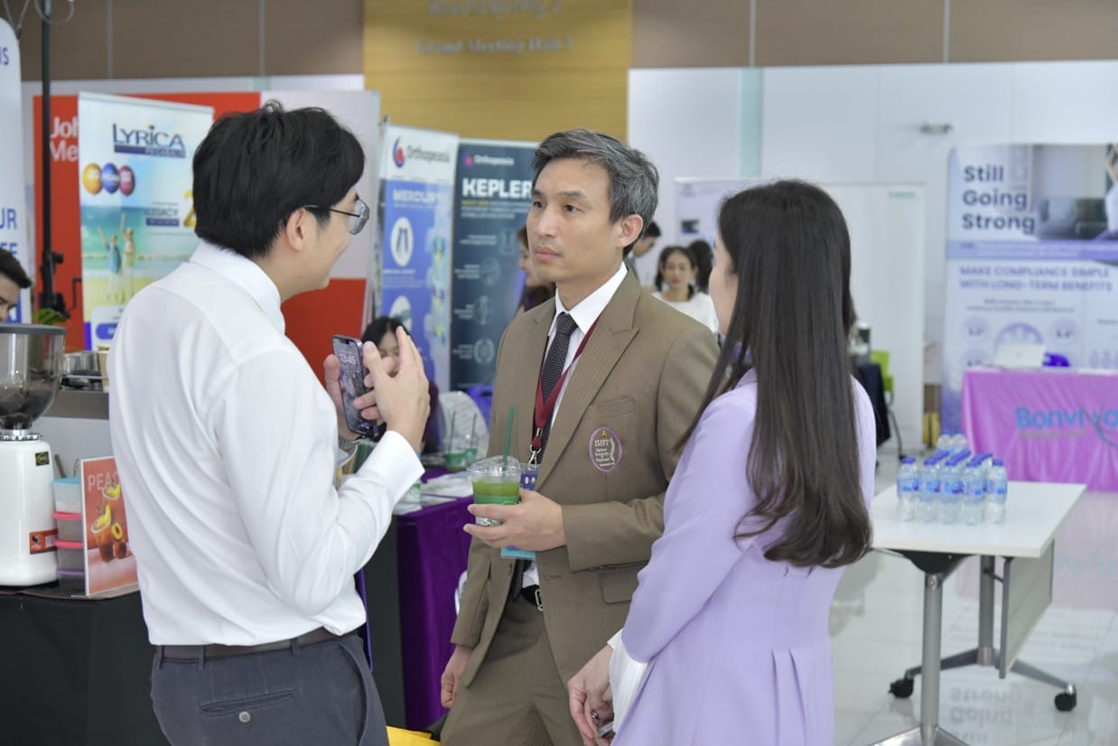 กระดูกสันหลัง ผู้เข้าร่วมประชุมวิชาการ BASIC SPINE COURSE 2025 กำลังสนทนากันที่บูธจัดแสดงสินค้า ออร์โธปิดิกส์