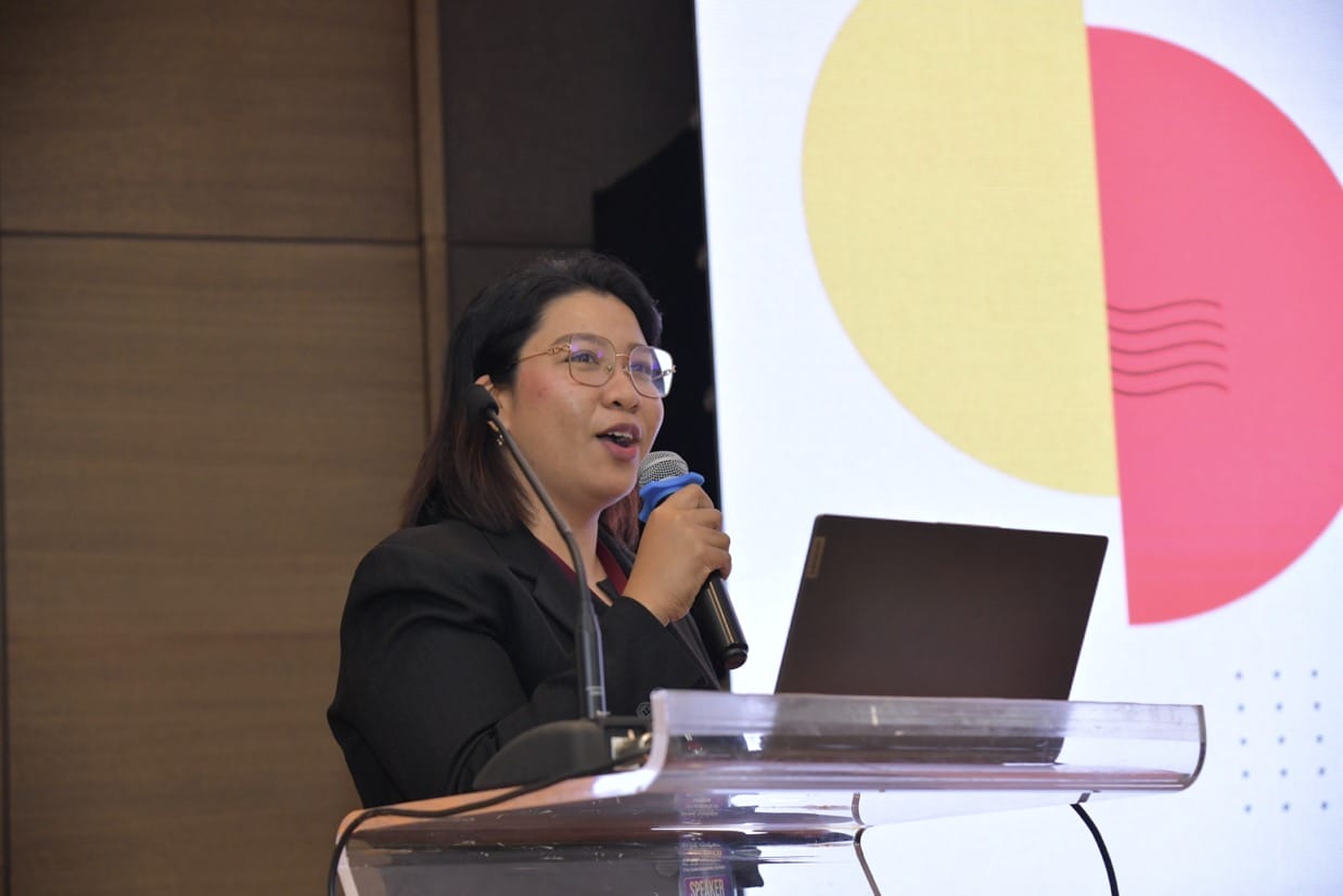 กระดูกสันหลัง ผู้หญิงกำลังพูดในการประชุมวิชาการ BASIC SPINE COURSE 2025 ออร์โธปิดิกส์