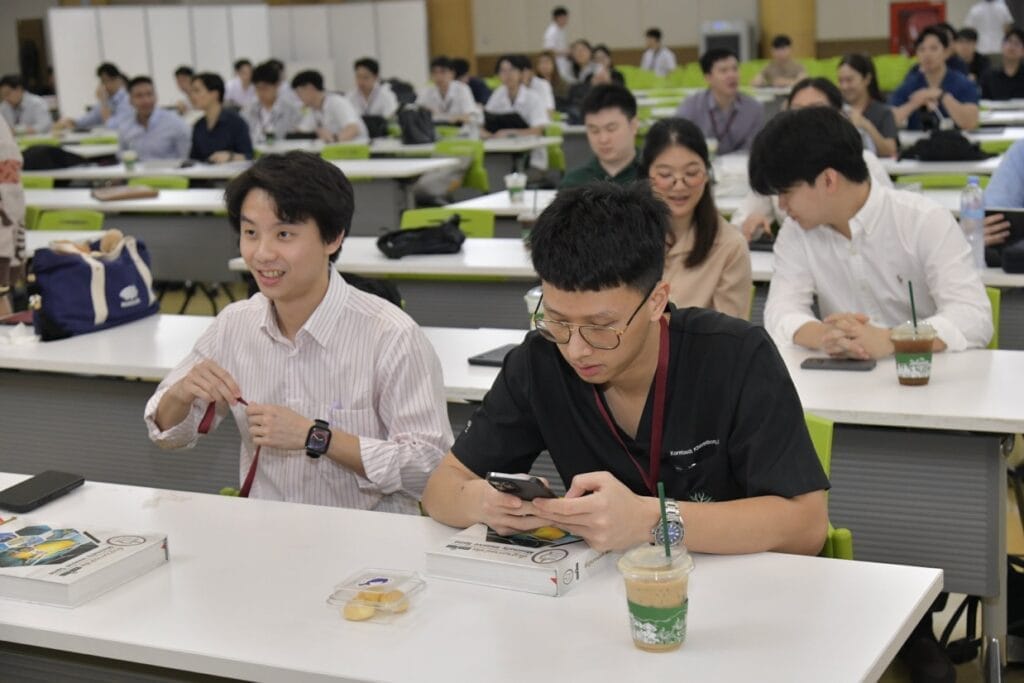 กระดูกสันหลัง ผู้เข้าร่วมประชุม BASIC SPINE COURSE 2025 นั่งอยู่ที่โต๊ะระหว่างการประชุม ออร์โธปิดิกส์