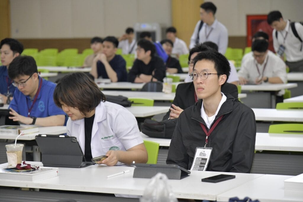 กระดูกสันหลัง ผู้เข้าร่วมประชุม BASIC SPINE COURSE 2025 กำลังฟังบรรยายและจดบันทึก ออร์โธปิดิกส์