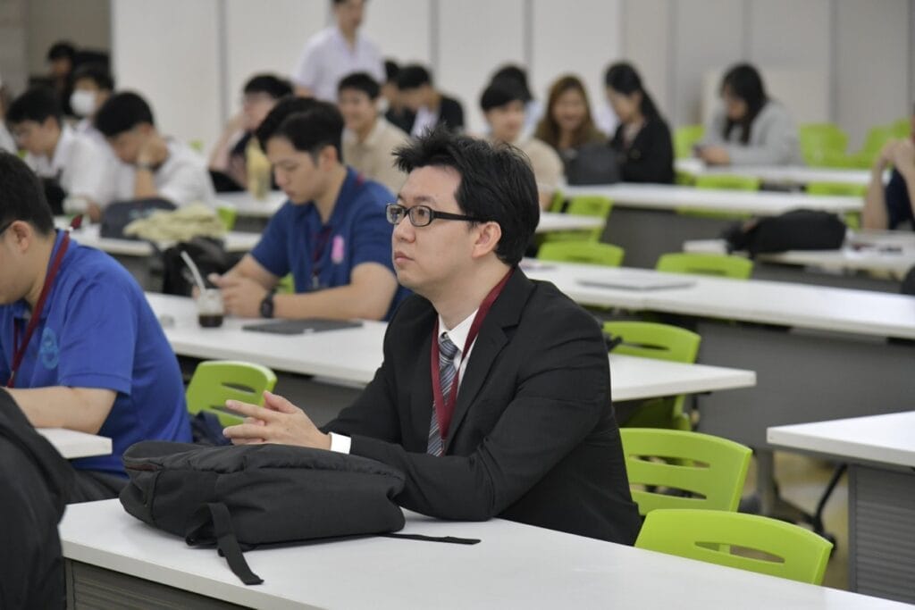 กระดูกสันหลัง กรรมการบริหารปัจจุบัน: ชายสวมเสื้อกาวน์สีขาวและแว่นตา ออร์โธปิดิกส์