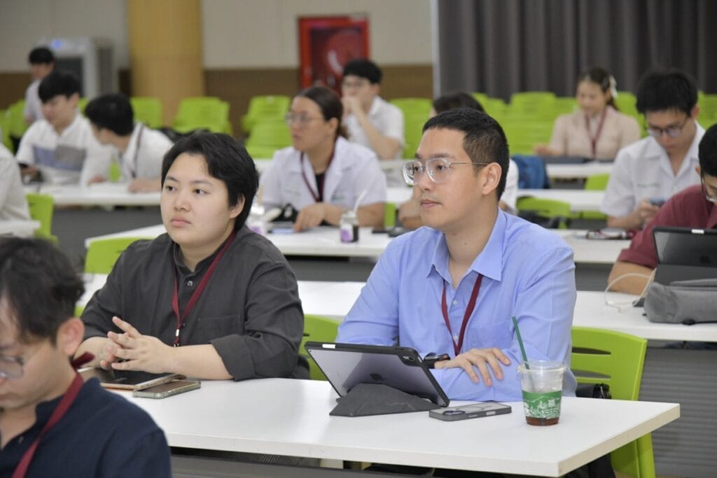 กระดูกสันหลัง กรรมการบริหารปัจจุบัน: ชายสวมเสื้อกาวน์สีขาวและแว่นตา ออร์โธปิดิกส์