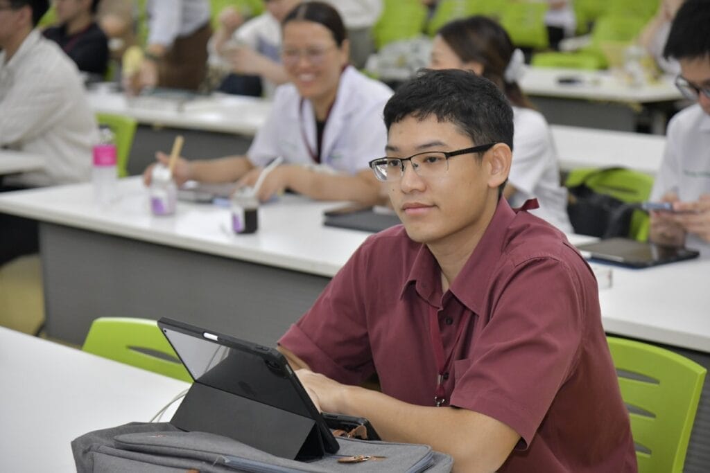 กระดูกสันหลัง กรรมการบริหารปัจจุบัน: ชายสวมเสื้อกาวน์สีขาวและแว่นตา ออร์โธปิดิกส์