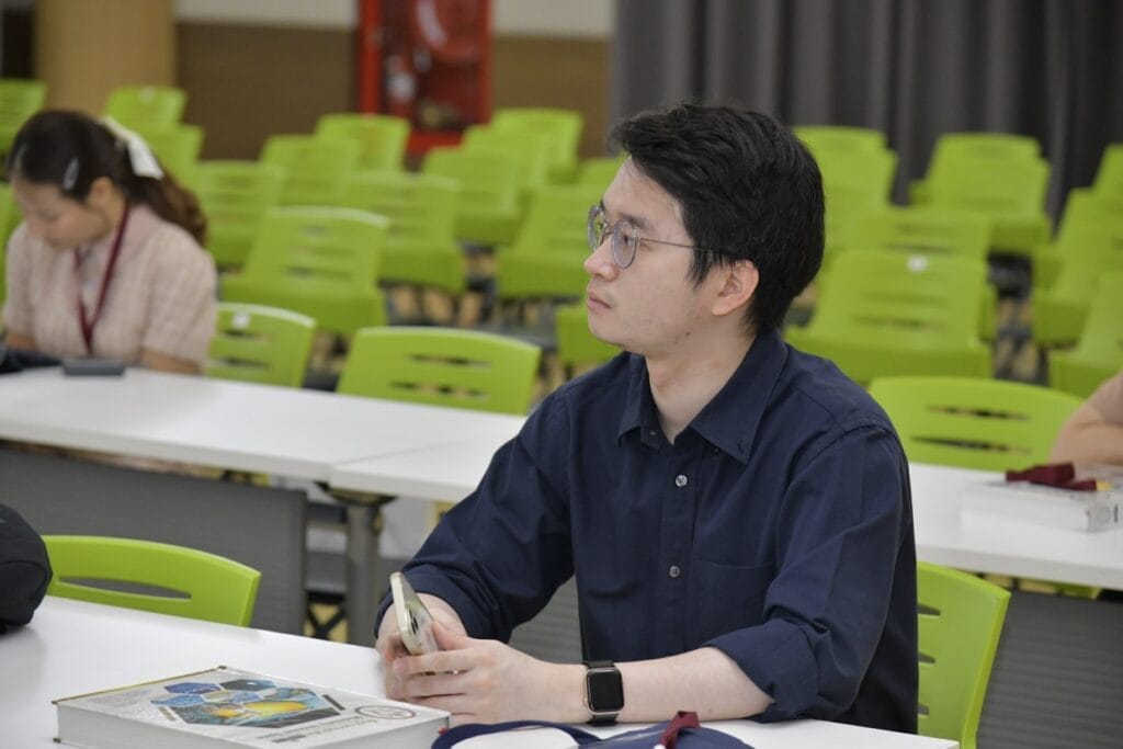 กระดูกสันหลัง กรรมการบริหารปัจจุบัน: ชายสวมเสื้อกาวน์สีขาวและแว่นตา ออร์โธปิดิกส์