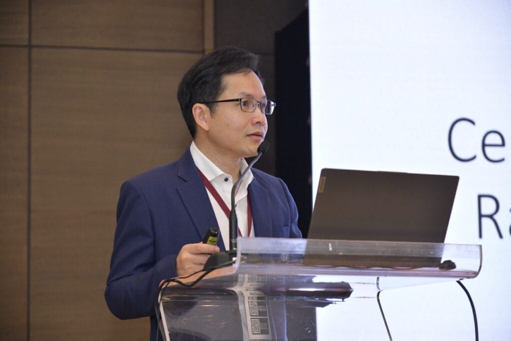 กระดูกสันหลัง กรรมการบริหารปัจจุบัน: ชายสวมเสื้อกาวน์สีขาวและแว่นตา ออร์โธปิดิกส์