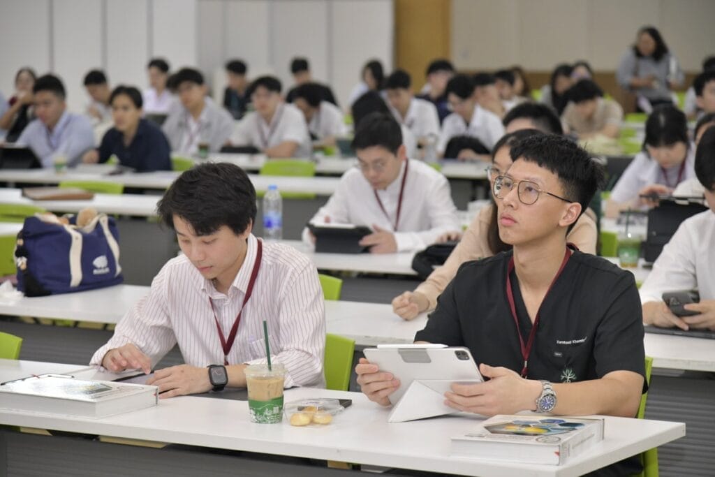 กระดูกสันหลัง กรรมการบริหารปัจจุบัน: ชายสวมเสื้อกาวน์สีขาวและแว่นตา ออร์โธปิดิกส์