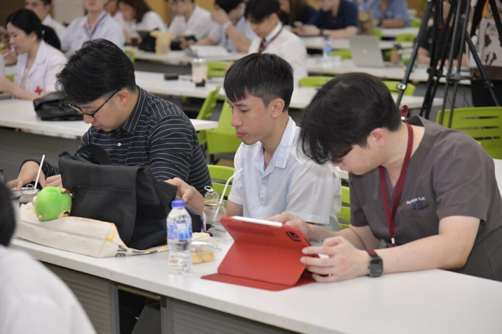 กระดูกสันหลัง กรรมการบริหารปัจจุบัน: ชายสวมเสื้อกาวน์สีขาวและแว่นตา ออร์โธปิดิกส์