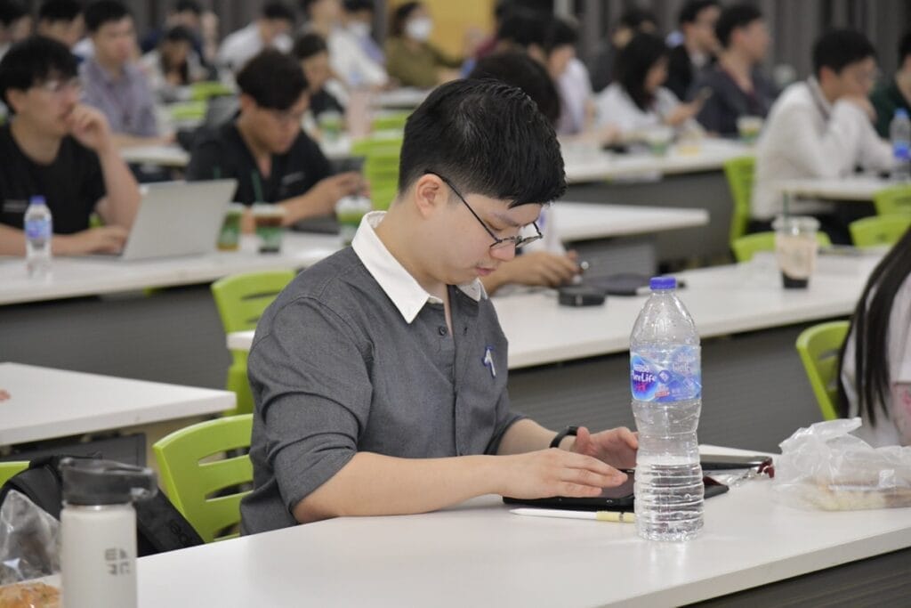 กระดูกสันหลัง ผู้เข้าร่วมประชุม BASIC SPINE COURSE 2025 กำลังจดบันทึกในห้องประชุม ออร์โธปิดิกส์