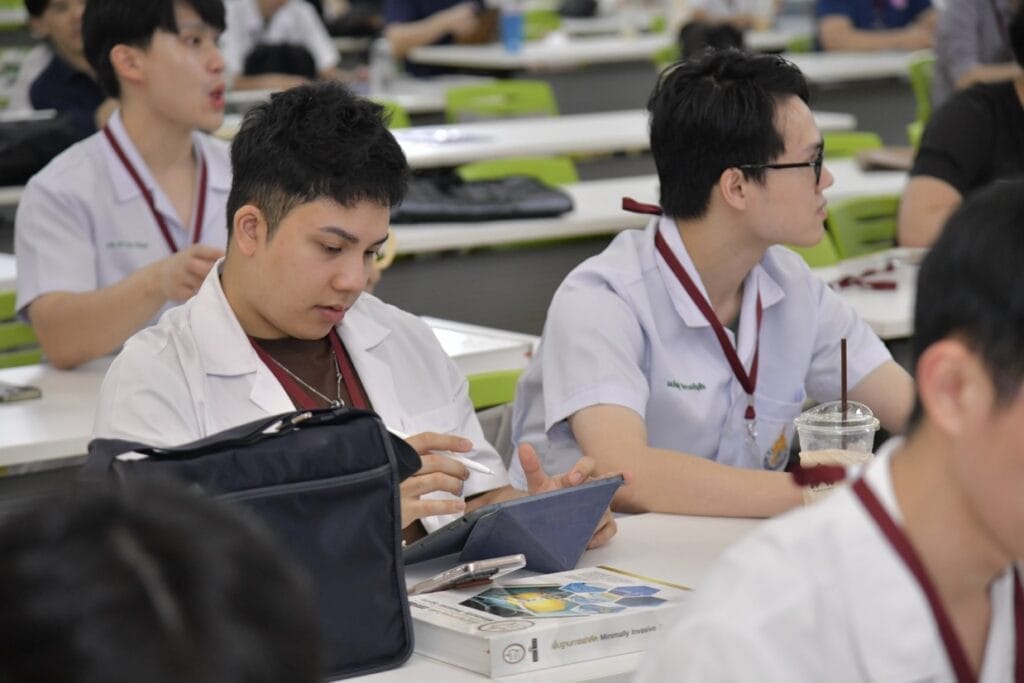 กระดูกสันหลัง นักศึกษาแพทย์เข้าร่วม BASIC SPINE COURSE 2025 ในห้องเรียน ออร์โธปิดิกส์