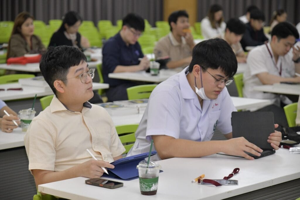 กระดูกสันหลัง ผู้เข้าร่วมประชุม BASIC SPINE COURSE 2025 กำลังเรียนรู้และจดบันทึก ออร์โธปิดิกส์