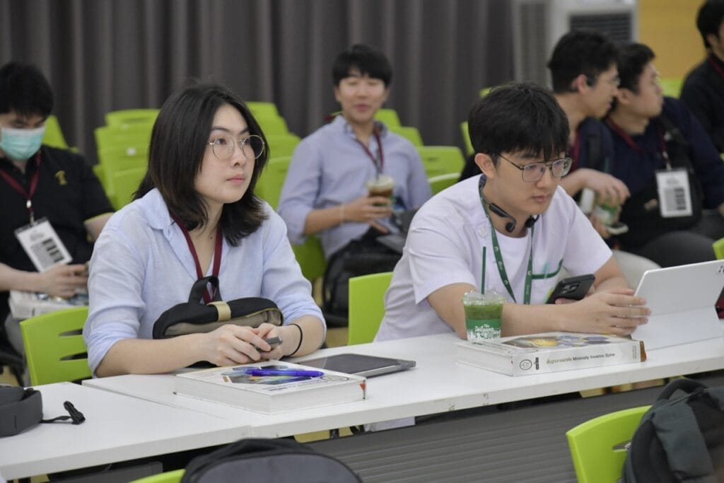 กระดูกสันหลัง ผู้เข้าร่วมประชุม BASIC SPINE COURSE 2025 กำลังฟังบรรยาย ออร์โธปิดิกส์