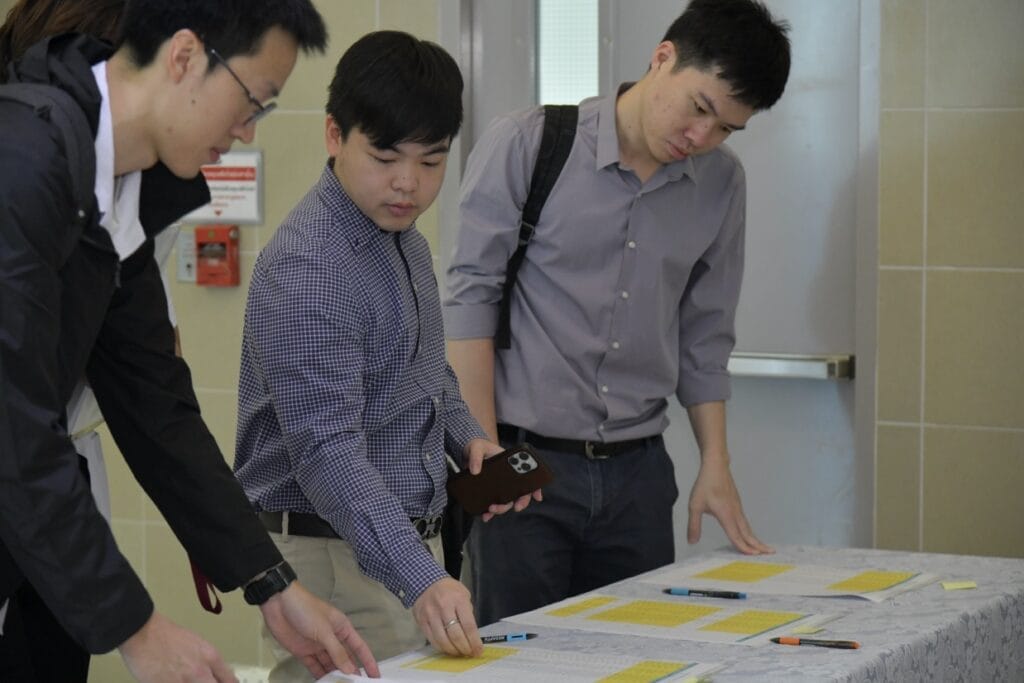 กระดูกสันหลัง ผู้เข้าร่วมประชุม BASIC SPINE COURSE 2025 กำลังดูเอกสารบนโต๊ะ ออร์โธปิดิกส์