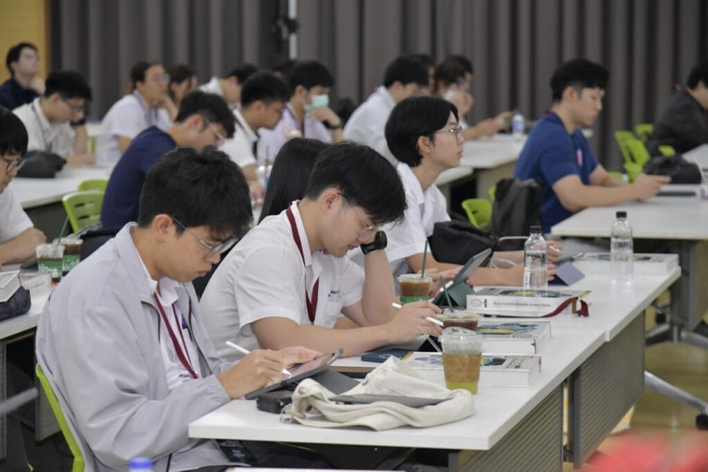 กระดูกสันหลัง ผู้เข้าร่วมประชุมวิชาการ BASIC SPINE COURSE 2025 จดบันทึกบนแท็บเล็ต ออร์โธปิดิกส์