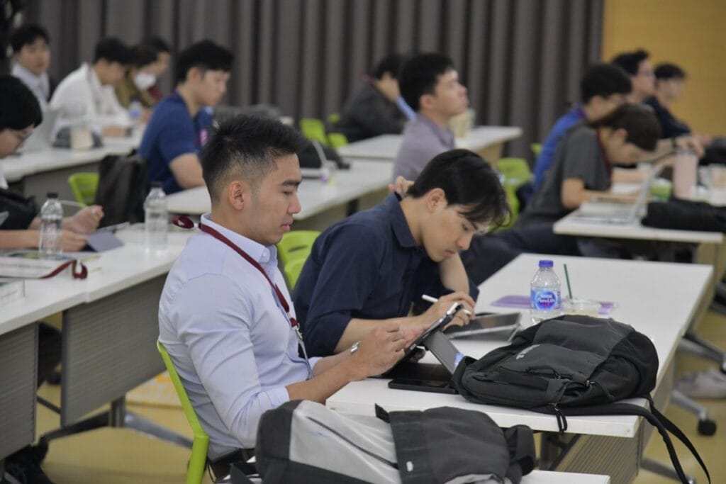 กระดูกสันหลัง ผู้เข้าร่วมประชุม BASIC SPINE COURSE 2025 กำลังจดบันทึก ออร์โธปิดิกส์