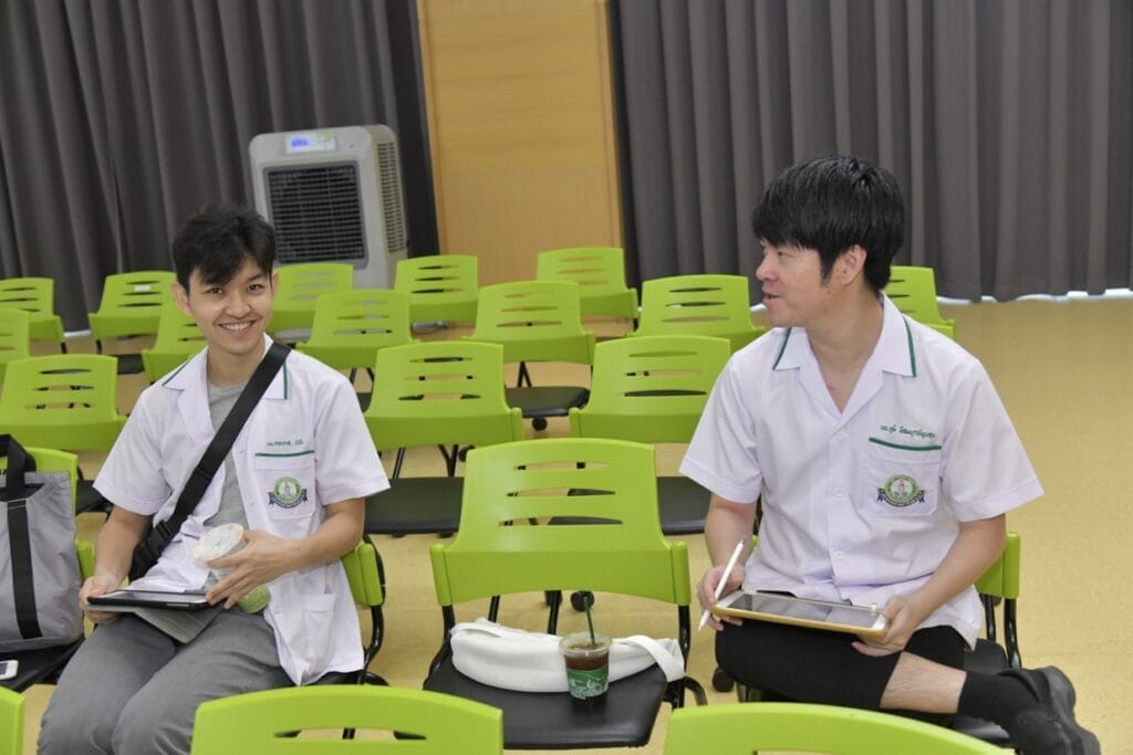 กระดูกสันหลัง นักศึกษาแพทย์ 2 คนนั่งในห้องเรียนระหว่าง BASIC SPINE COURSE 2025 ออร์โธปิดิกส์