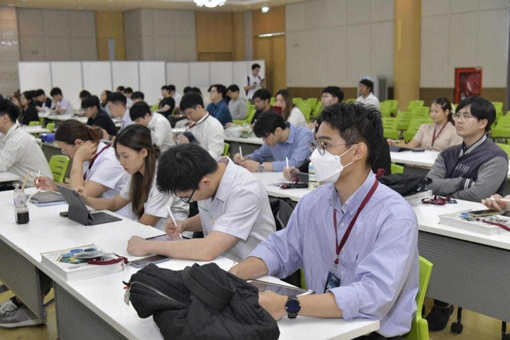 กระดูกสันหลัง ผู้เข้าร่วมการประชุมวิชาการ BASIC SPINE COURSE 2025 กำลังจดบันทึก ออร์โธปิดิกส์