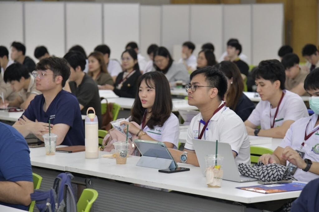 กระดูกสันหลัง ผู้เข้าร่วมประชุมวิชาการ BASIC SPINE COURSE 2025 ในห้องเรียน ออร์โธปิดิกส์