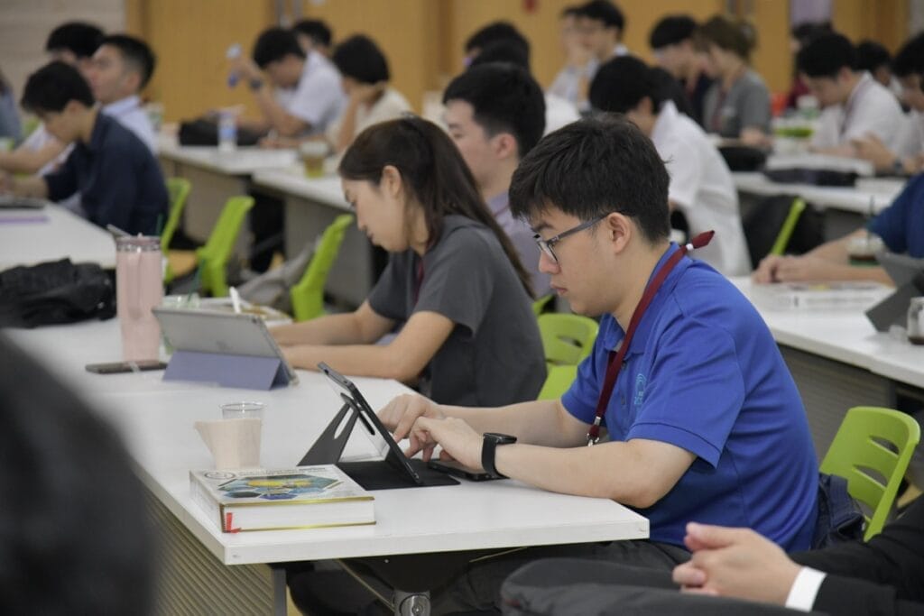 กระดูกสันหลัง ผู้เข้าร่วมประชุม BASIC SPINE COURSE 2025 กำลังใช้แท็บเล็ต ออร์โธปิดิกส์